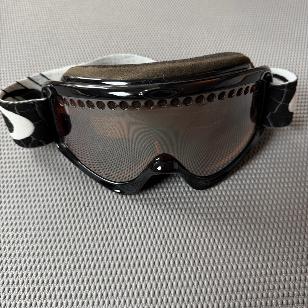 Oakley Ski Snowboard Goggles Black frame with Black White Adjustable Strap